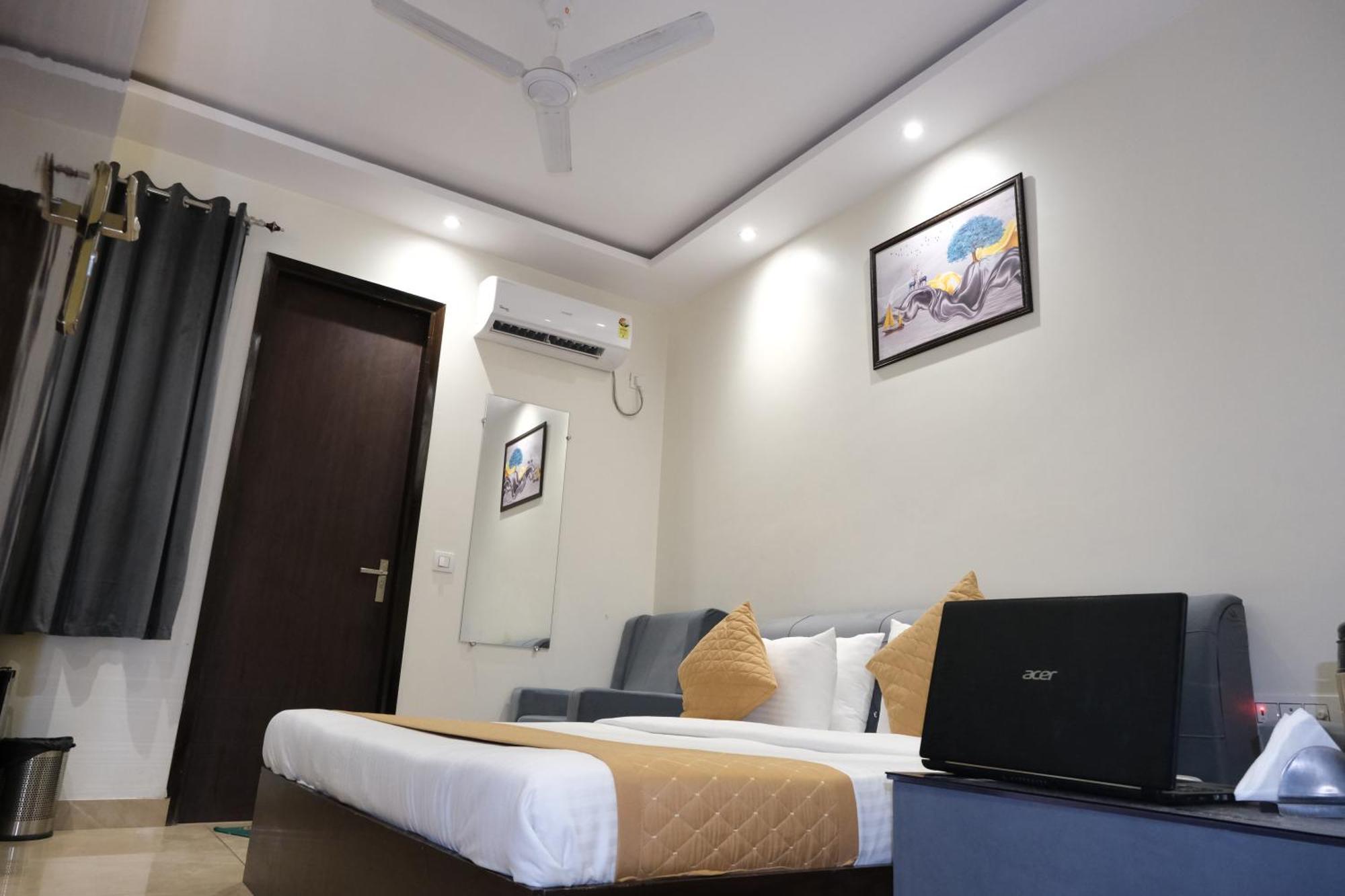 Hotel De Hocks Deluxe - Paharganj New Delhi